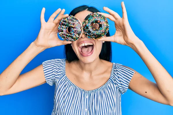 Vacker Ung Kvinna Som Håller Välsmakande Färgglada Munkar Ögonen Firar — Stockfoto