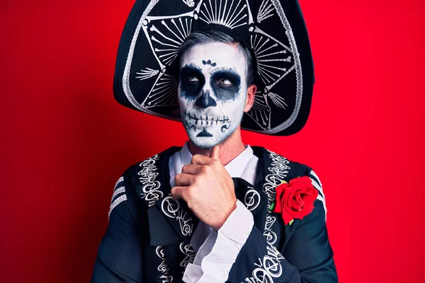 Ung Man Klädd Mexikansk Dag Den Döda Kostymen Över Röd — Stockfoto