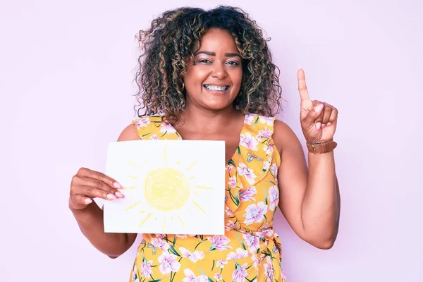 Jovem Afro Americana Size Mulher Segurando Sol Desenhar Sorrindo Com — Fotografia de Stock