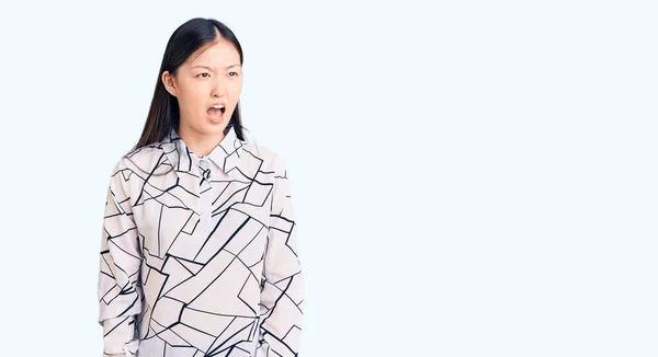 Jonge Mooie Chinese Vrouw Draagt Casual Shirt Boos Gek Schreeuwen — Stockfoto