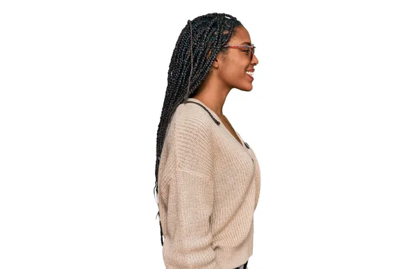 Afričanky Americká Žena Sobě Ležérní Oblečení Hledá Stranu Relaxační Profil — Stock fotografie