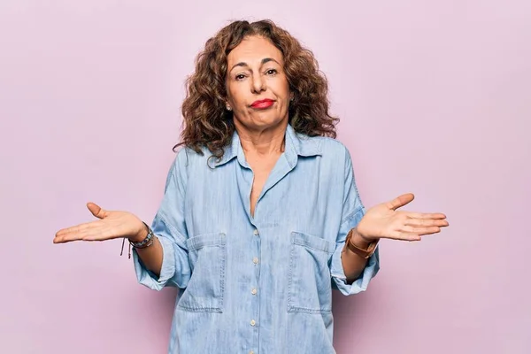 Middle Age Beautiful Woman Wearing Casual Denim Shirt Standing Pink — Stock Photo, Image