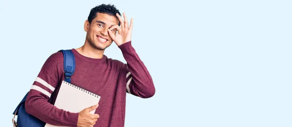 Hispano Joven Guapo Con Mochila Estudiante Cuaderno Sonriendo Feliz Haciendo —  Fotos de Stock