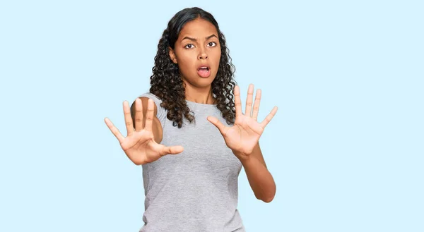 Jong Afrikaans Amerikaans Meisje Dragen Casual Kleding Doen Stop Gebaar — Stockfoto