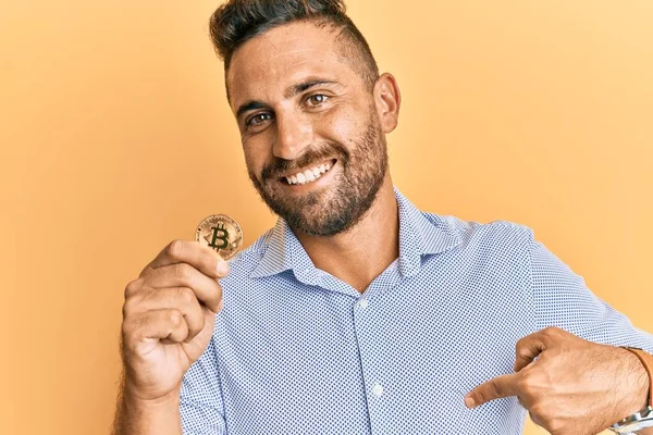 Snygg Man Med Skägg Håller Virtuell Valuta Bitcoin Pekar Finger — Stockfoto