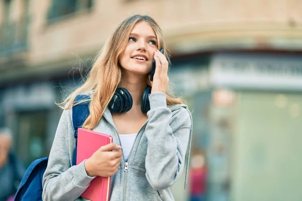 Όμορφη Καυκάσιος Φοιτητής Έφηβος Χαμογελά Χαρούμενος Μιλώντας Στο Smartphone Στην — Φωτογραφία Αρχείου