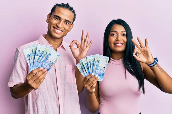 Jovem Casal Latino Segurando Notas Rand Sul Africanas Fazendo Assinar — Fotografia de Stock