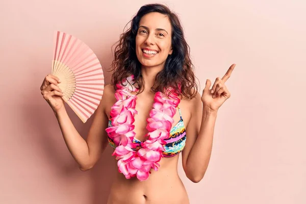 Mladá Krásná Hispánská Žena Bikinách Hawaiian Lei Drží Ruční Ventilátor — Stock fotografie