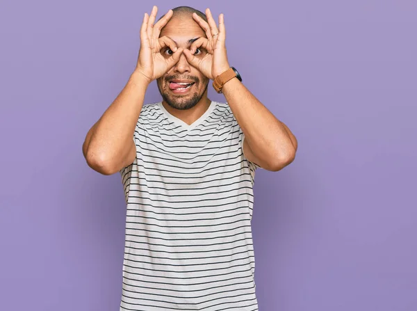 Ein Hispanischer Erwachsener Mann Lässiger Kleidung Der Eine Gute Geste — Stockfoto