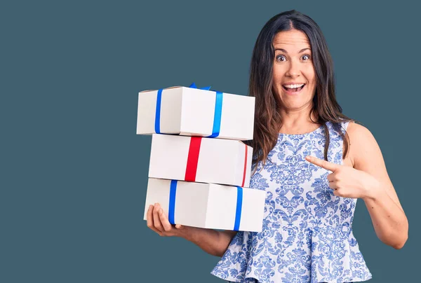 Jong Mooi Brunette Vrouw Holding Verjaardag Cadeau Glimlachen Gelukkig Wijzend — Stockfoto