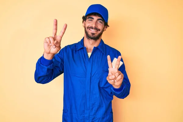 Bonito Jovem Com Cabelo Encaracolado Urso Vestindo Uniforme Macacão Construtor — Fotografia de Stock