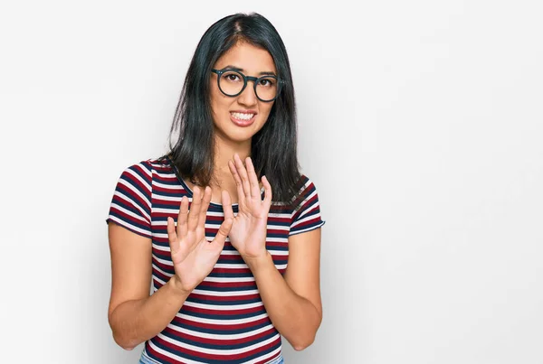 Schöne Asiatische Junge Frau Lässiger Kleidung Und Brille Angeekelten Ausdruck — Stockfoto