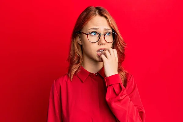 Ung Vacker Rödhårig Kvinna Bär Casual Kläder Och Glasögon Över — Stockfoto