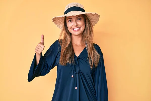 Mulher Hispânica Meia Idade Usando Chapéu Verão Sorrindo Feliz Positivo — Fotografia de Stock