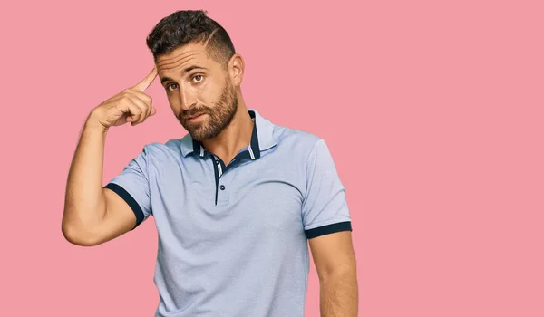 Homem Bonito Com Barba Vestindo Roupas Casuais Sorrindo Apontando Para — Fotografia de Stock