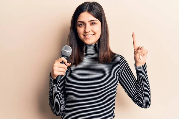 Jovem Menina Bonita Cantando Música Usando Microfone Sorrindo Com Uma — Fotografia de Stock