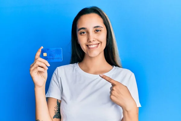 Joven Mujer Hispana Sosteniendo Tarjeta Crédito Sonriendo Feliz Señalando Con —  Fotos de Stock