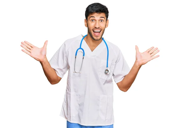Jonge Knappe Man Doktersuniform Stethoscoop Viert Overwinning Met Vrolijke Glimlach — Stockfoto