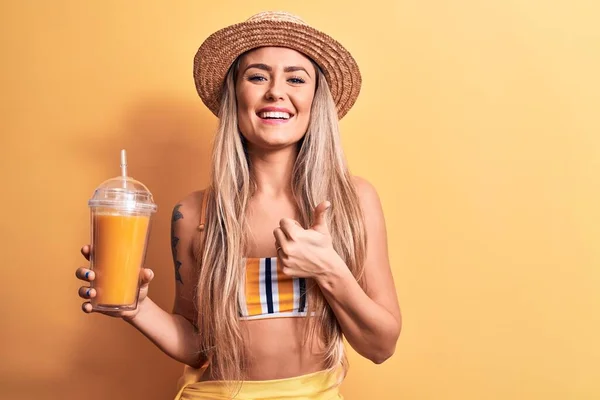 Vacker Kvinna Bär Bikini Och Hatt Dricka Hälsosam Apelsinjuice Över — Stockfoto