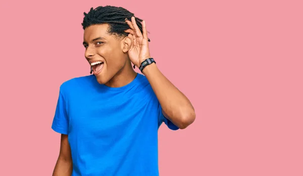 Jonge Afro Amerikaanse Man Casual Kleding Die Glimlacht Met Hand — Stockfoto