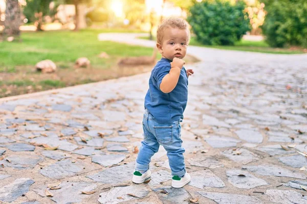 Söt Och Glad Liten Pojke Som Har Roligt Parken Solig — Stockfoto
