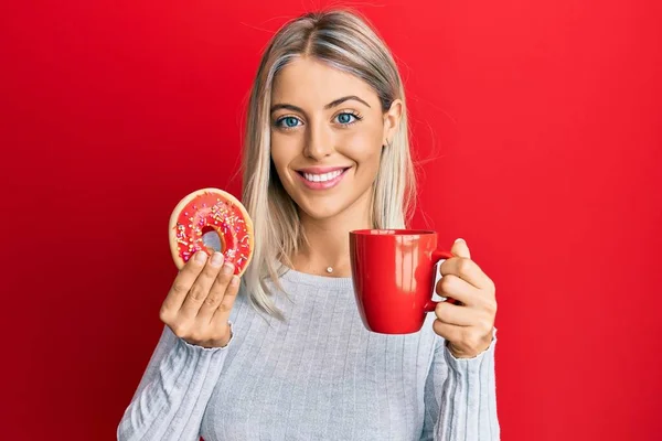 Mulher Loira Bonita Comendo Donut Bebendo Café Sorrindo Com Sorriso — Fotografia de Stock