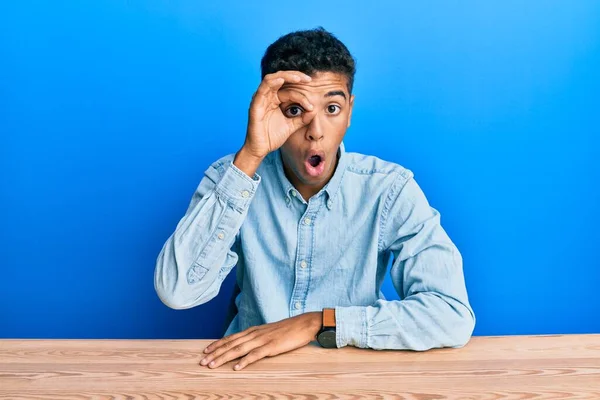 Jovem Homem Afro Americano Bonito Vestindo Roupas Casuais Sentado Mesa — Fotografia de Stock