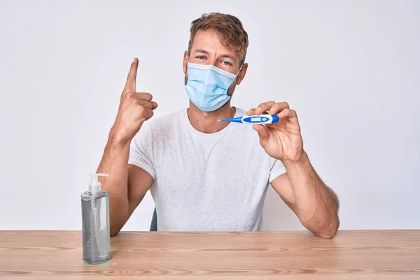 Jonge Blanke Man Met Medisch Masker Hand Ontsmetter Gel Thermometer — Stockfoto