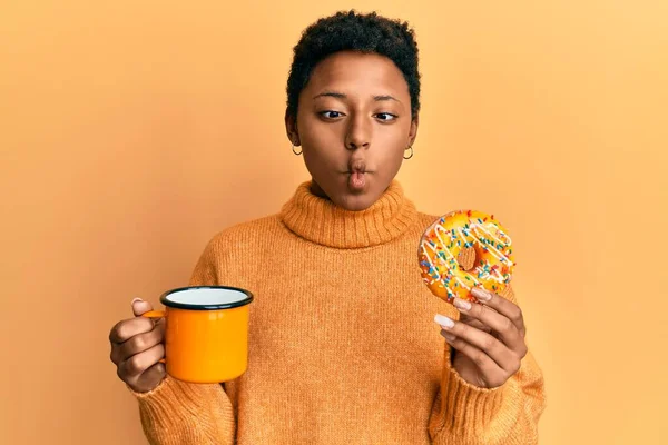 Mladý Africký Americký Dívka Jíst Koblihu Pití Kávy Dělat Ryby — Stock fotografie