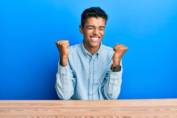 Joven Hombre Afroamericano Guapo Usando Ropa Casual Sentado Mesa Muy — Foto de Stock