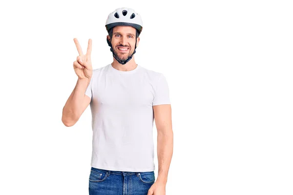 Joven Hombre Guapo Con Casco Bicicleta Mostrando Apuntando Hacia Arriba — Foto de Stock