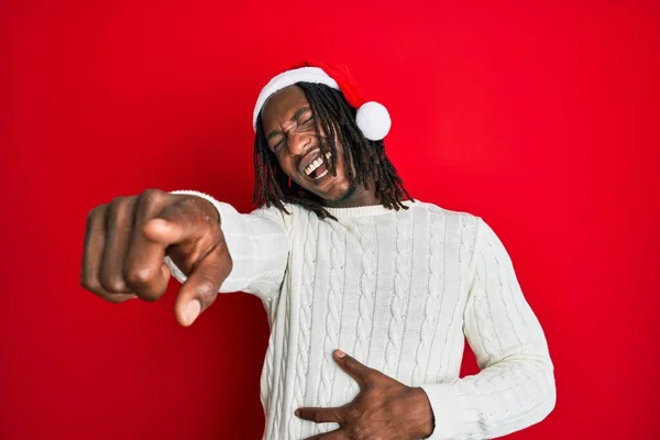 Африканский Американец Косичками Рождественской Шляпе Смеющийся Над Тобой Указывающий Пальцем — стоковое фото