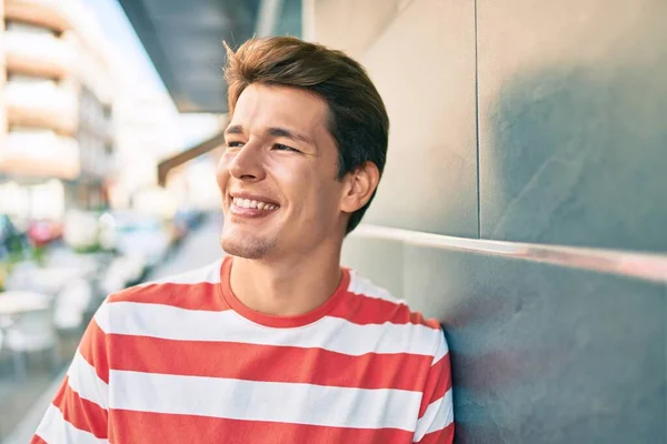 Joven Hombre Caucásico Sonriendo Feliz Apoyado Pared Ciudad — Foto de Stock