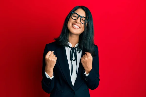 Όμορφη Ασιατική Νεαρή Γυναίκα Φορώντας Επιχειρηματικό Κοστούμι Πολύ Χαρούμενος Και — Φωτογραφία Αρχείου