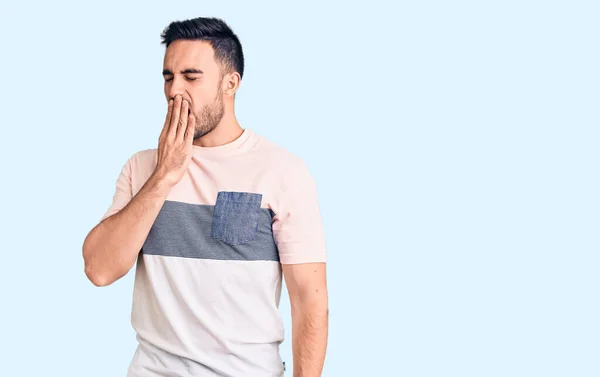 Jonge Knappe Man Casual Kleding Verveeld Geeuwen Moe Bedekken Mond — Stockfoto