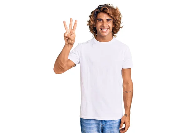 Jeune Homme Hispanique Portant Shirt Blanc Décontracté Montrant Pointant Vers — Photo