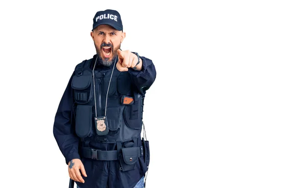 Ung Stilig Man Polisuniform Pekar Missnöjd Och Frustrerad Kameran Arg — Stockfoto