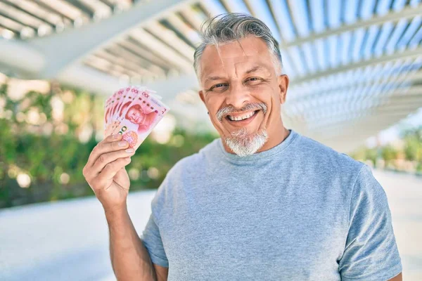 Hombre Pelo Gris Hispano Mediana Edad Sonriendo Feliz Sosteniendo Billetes —  Fotos de Stock