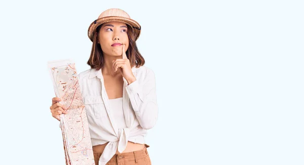 Junge Schöne Chinesische Mädchen Mit Explorer Hut Hält Karte Ernsthafte — Stockfoto