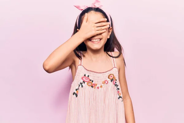 Schöne Kindermädchen Lässiger Kleidung Lächeln Und Lachen Mit Der Hand — Stockfoto