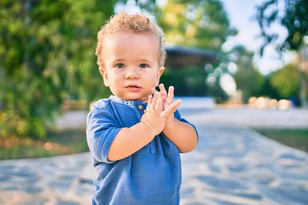 Leuk Gelukkig Jongetje Dat Plezier Heeft Het Park Een Zonnige — Stockfoto