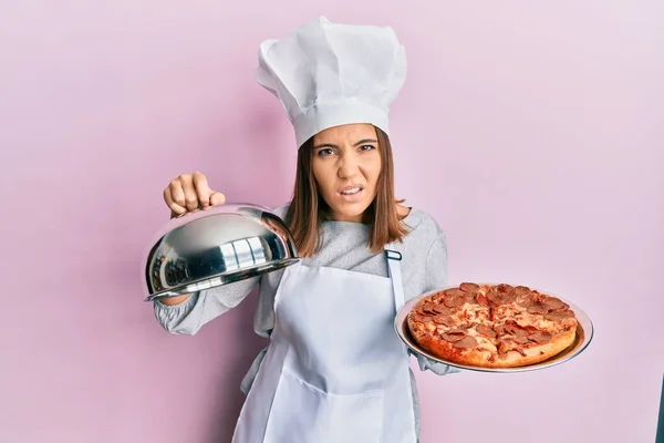 Ung Vacker Kvinna Professionell Kock Håller Italiensk Pizza Ledtrådar Och — Stockfoto