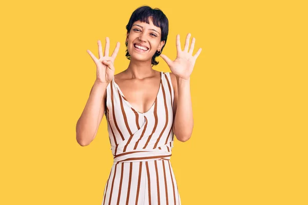 Young Brunette Woman Short Hair Wearing Summer Outfit Showing Pointing — Foto de Stock