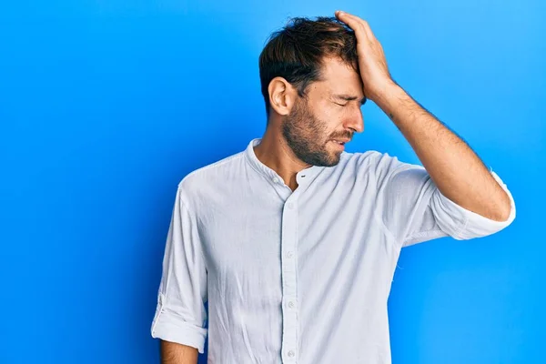 Homem Bonito Com Barba Vestindo Camisa Elegante Surpreso Com Mão — Fotografia de Stock