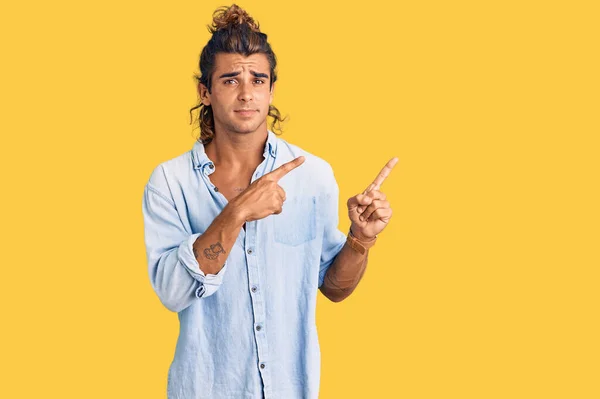 Yaz Tarzı Giyinmiş Genç Spanyol Bir Adam Iki Eliyle Endişeli — Stok fotoğraf