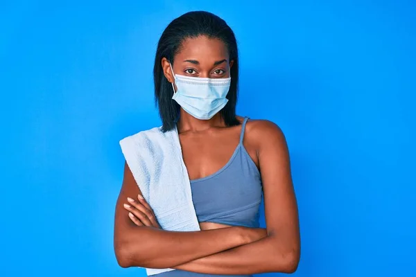 Νεαρή Αφροαμερικανή Γυναίκα Που Φοράει Αθλητικά Και Ιατρική Μάσκα Χαρούμενο — Φωτογραφία Αρχείου