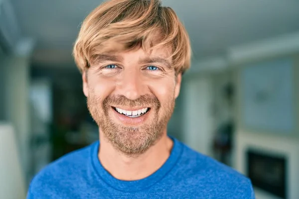 Joven Irlandés Sonriendo Feliz Pie Casa —  Fotos de Stock