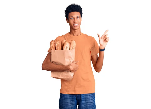 Genç Afro Amerikalı Adam Elinde Kağıt Torbayla Neşeli Bir Ekmek — Stok fotoğraf