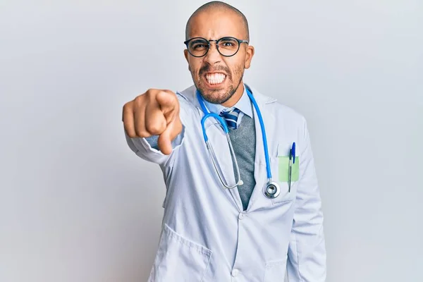 Hombre Adulto Hispano Vistiendo Uniforme Médico Estetoscopio Señalando Disgustado Frustrado — Foto de Stock