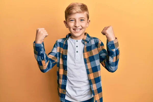 Liten Kaukasiska Pojke Unge Bär Casual Kläder Skriker Stolt Firar — Stockfoto